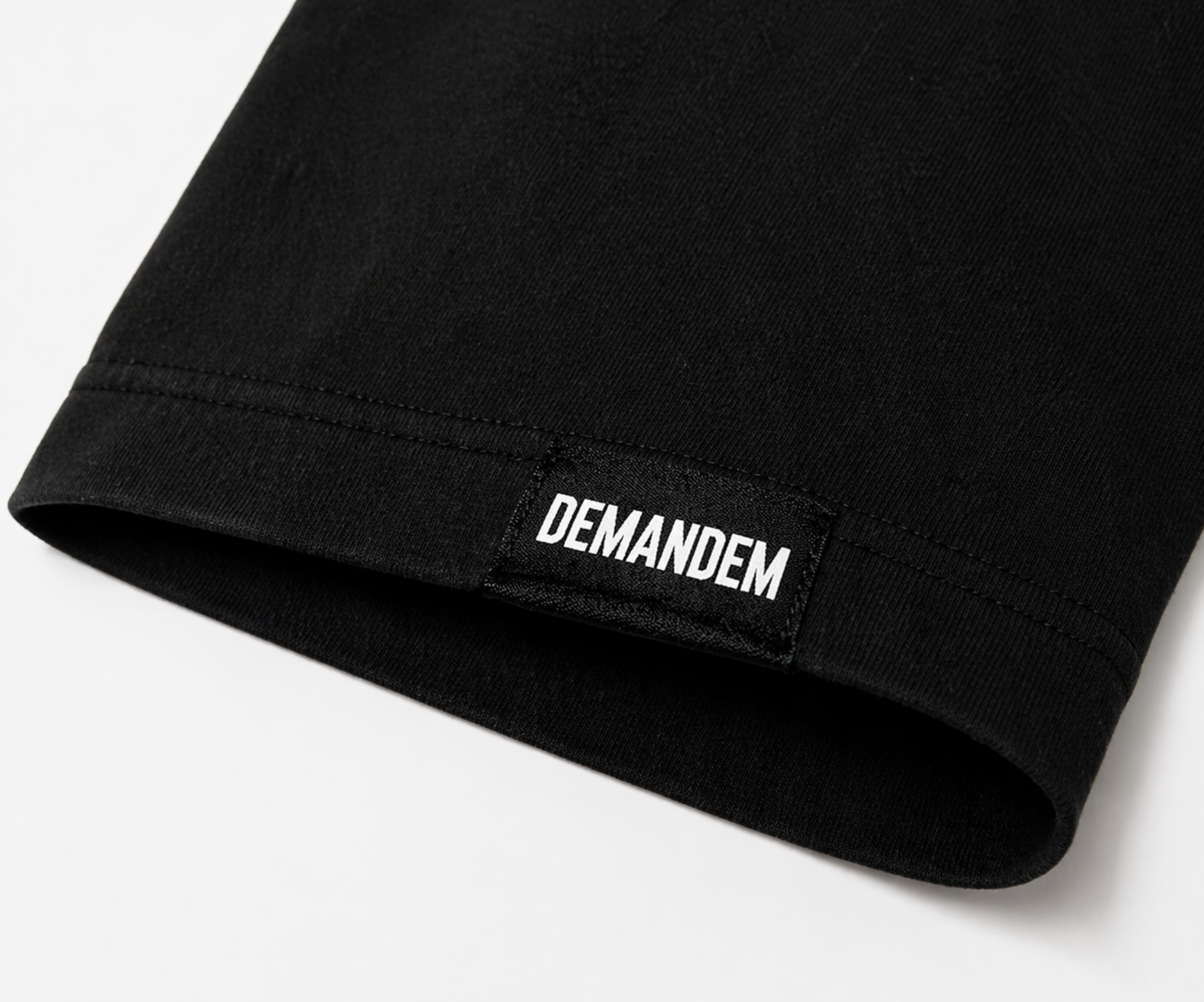 Close-up of the Demandem hem label